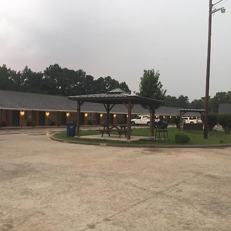Garden Inn And Suites Silsbee Exterior photo