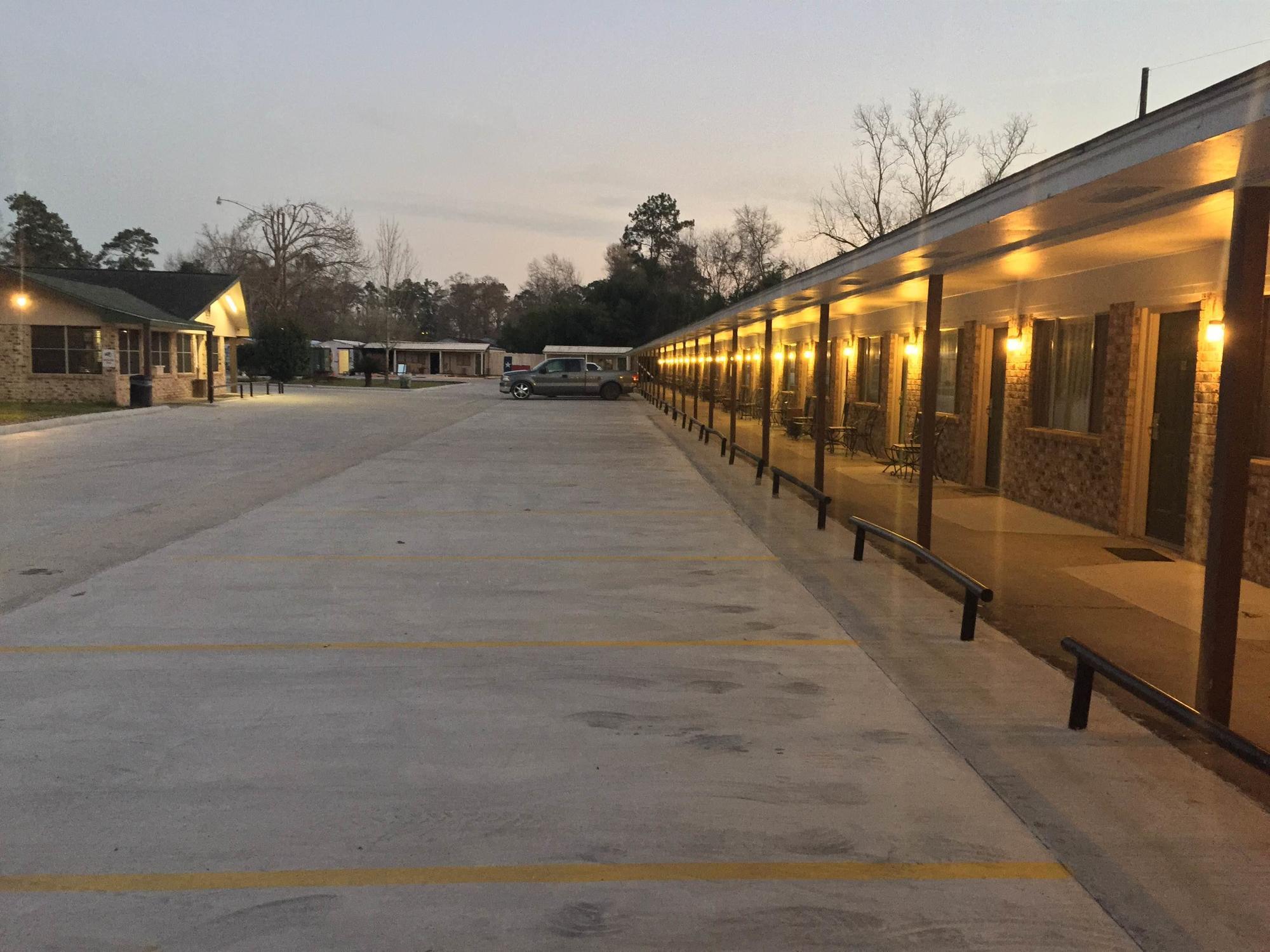 Garden Inn And Suites Silsbee Exterior photo