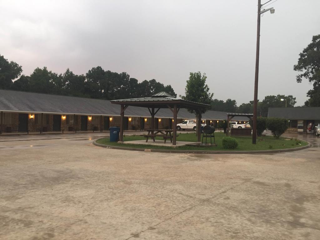 Garden Inn And Suites Silsbee Exterior photo