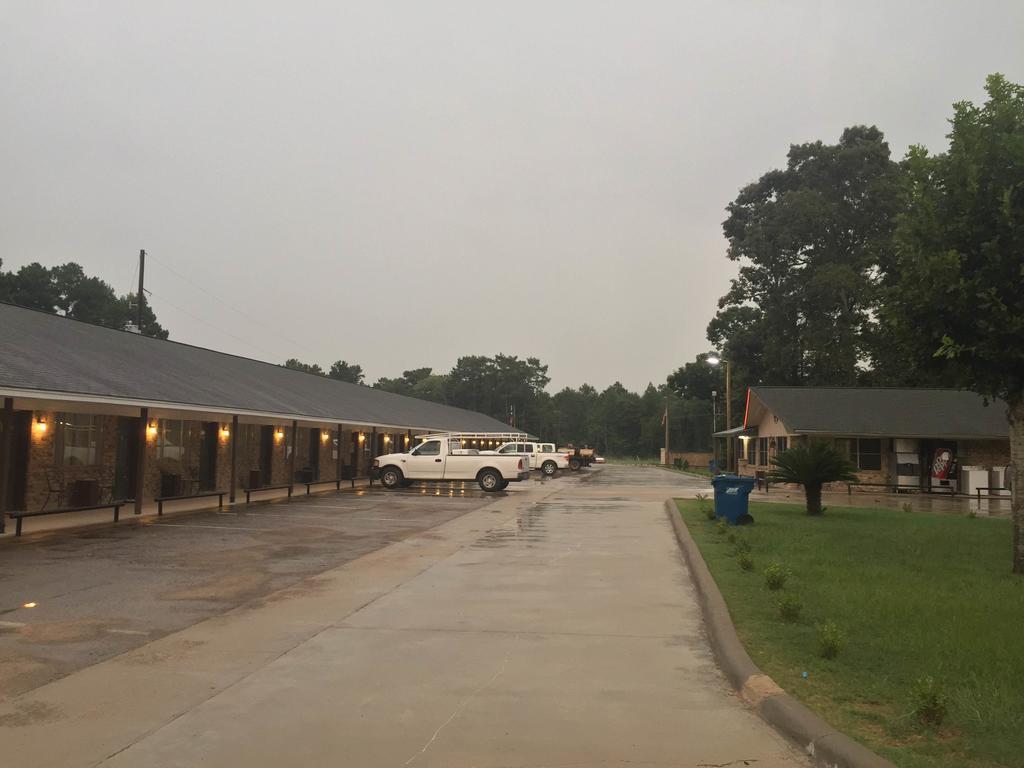 Garden Inn And Suites Silsbee Exterior photo