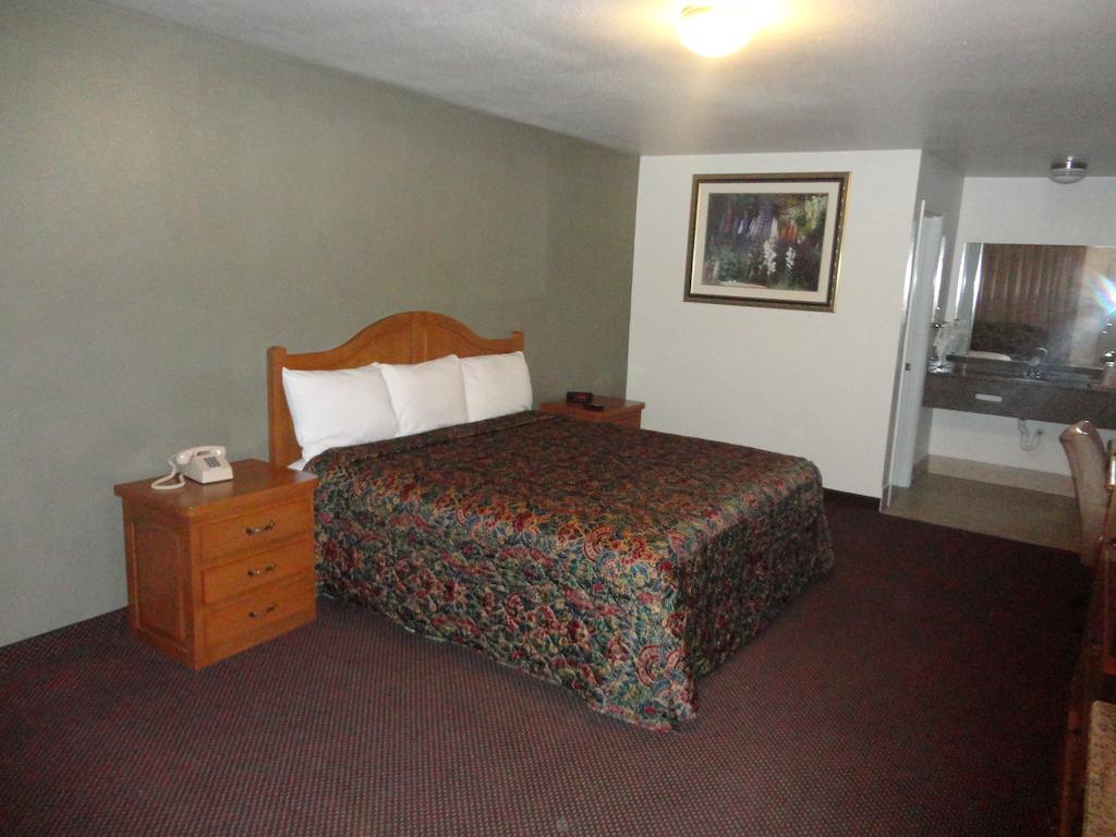 Garden Inn And Suites Silsbee Exterior photo