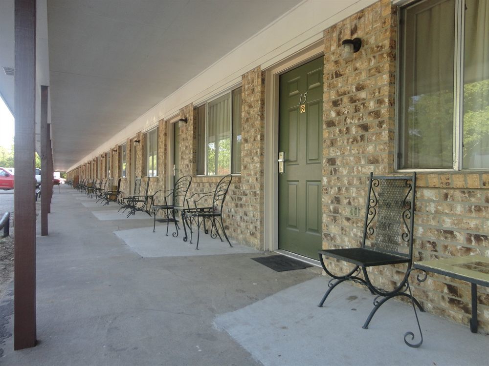 Garden Inn And Suites Silsbee Exterior photo